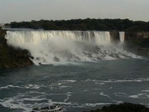 "la chute am&eacute;ricaine"
large de 300 m